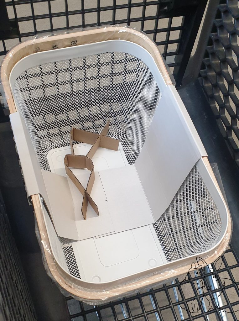 Korb "RISATORP" von IKEA liegt im Einkaufswagen