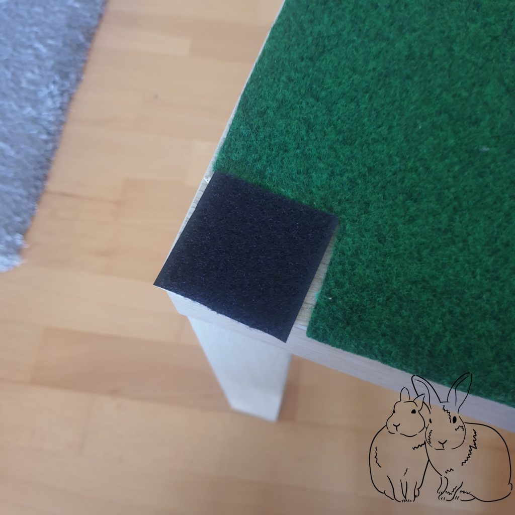 Tisch mit aufgeklebtem Kunstrasenteppich und Klettband