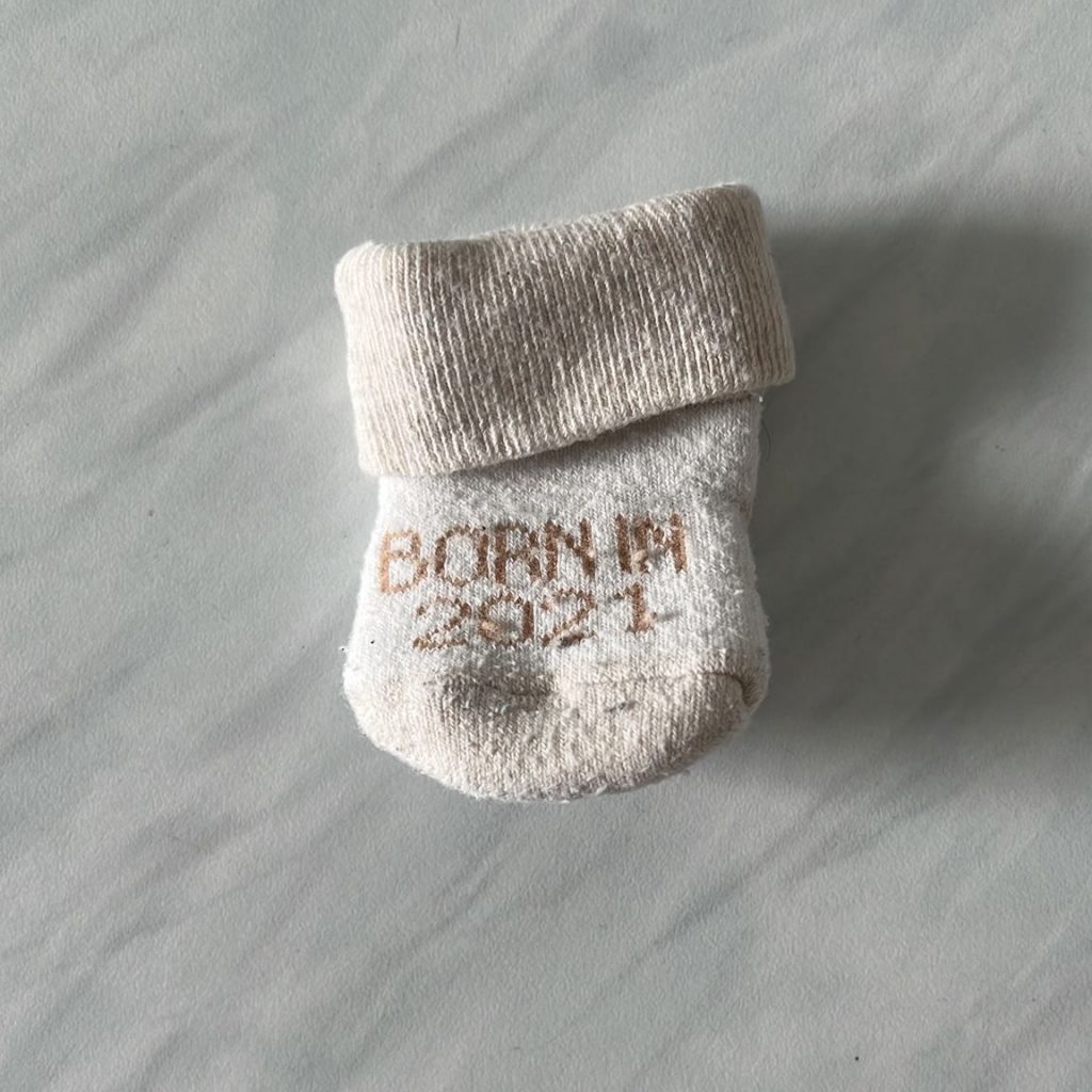 Beige Babysocke mit Aufschrift "Born in 2021"