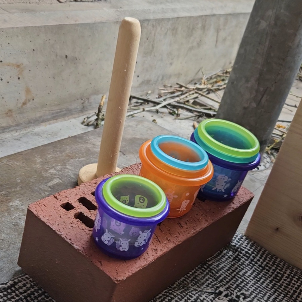 Bunte Stapelbecher aus Plastik und Holzpylone zum Umwerfen
