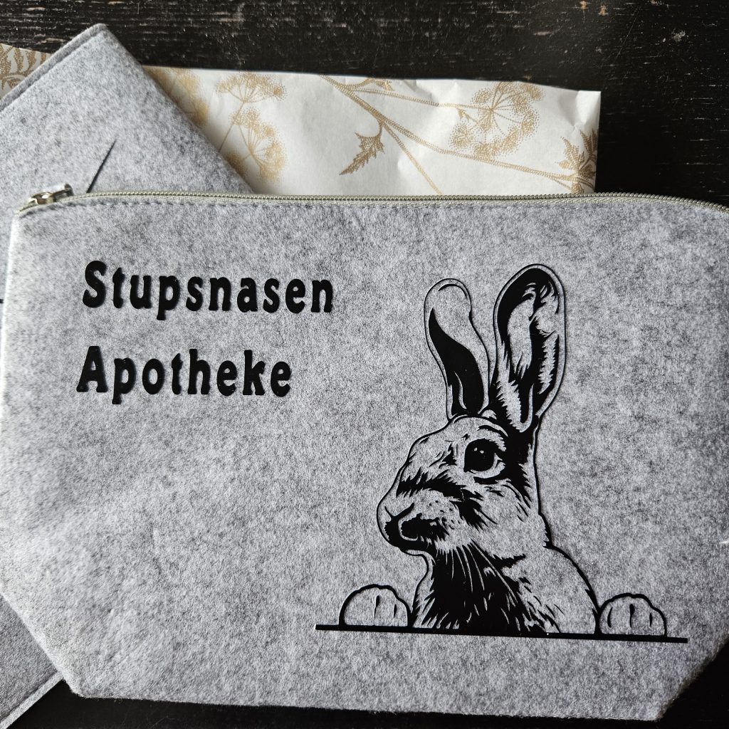 Graue Hausapothekentasche mit aufgedrucktem Kaninchen und Schriftzug "Stupsnasen Apotheke"